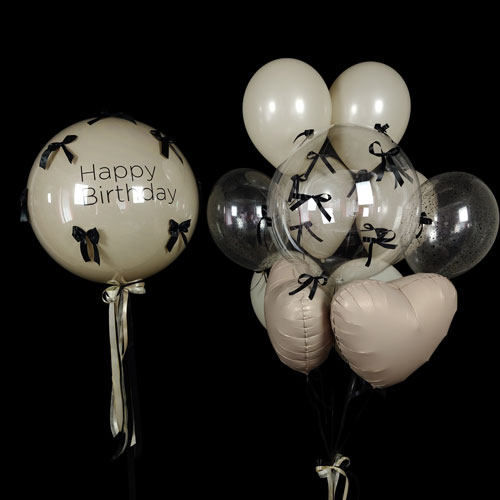 композиция шаров баблс с бантиками и кремовыми сердцами