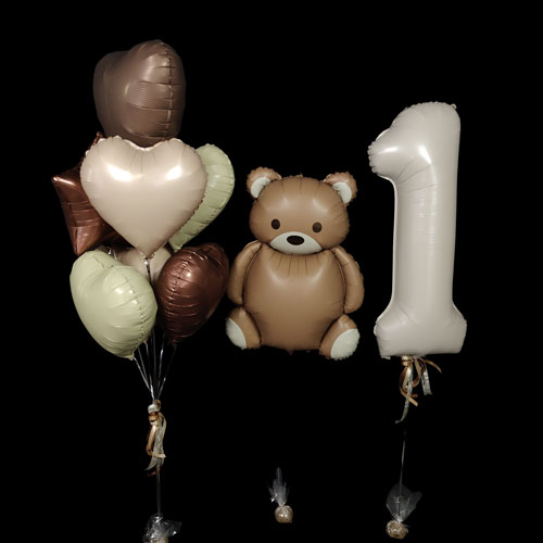 композиция шаров с цифрой 1 и мишкой в теплых оттенках