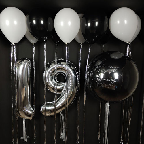 композиция шаров с цифрами 19 и черным баблс