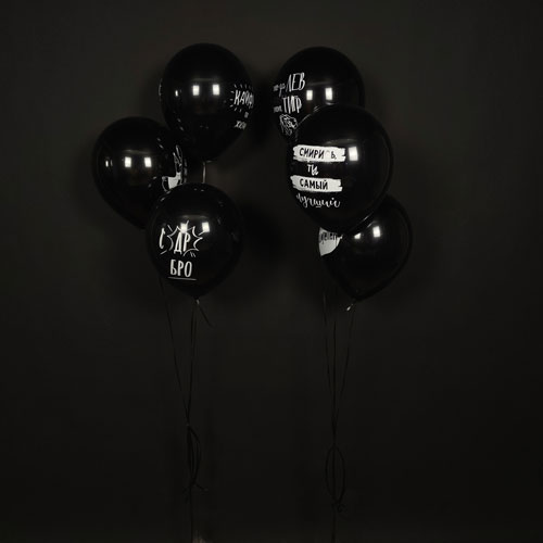 фонтаны черных шаров с надписями