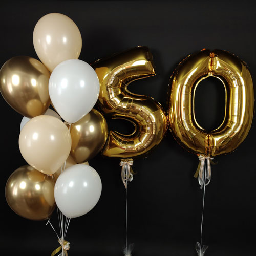 композиция шаров с цифрами 50 бело золотая