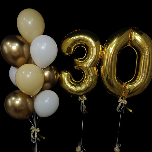 композиция шаров с цифрами 30 бело золотая