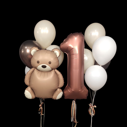 композиция шаров с мишкой и цифрой 1 в теплых оттенках