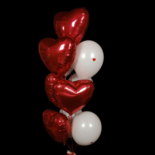 композиция шаров с красными сердцами и нежными шарами