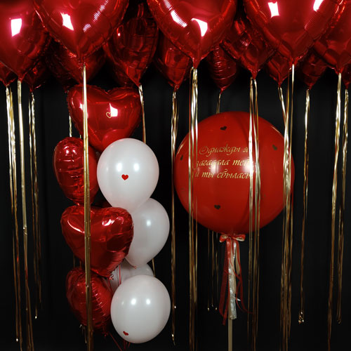 композиция шаров с красными сердцами и большим баблс
