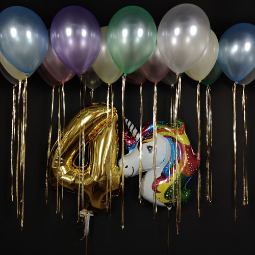 композиция шаров с цифрой 4 и единорогом