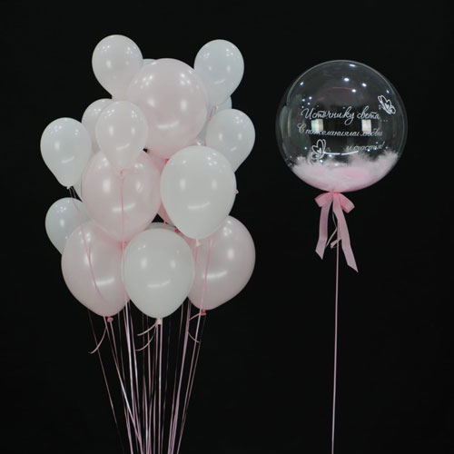 композиция шаров с баблс и нежным облаком шаров