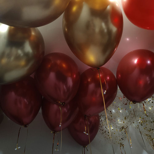 шары под потолок красный хром золото хром и конфетти